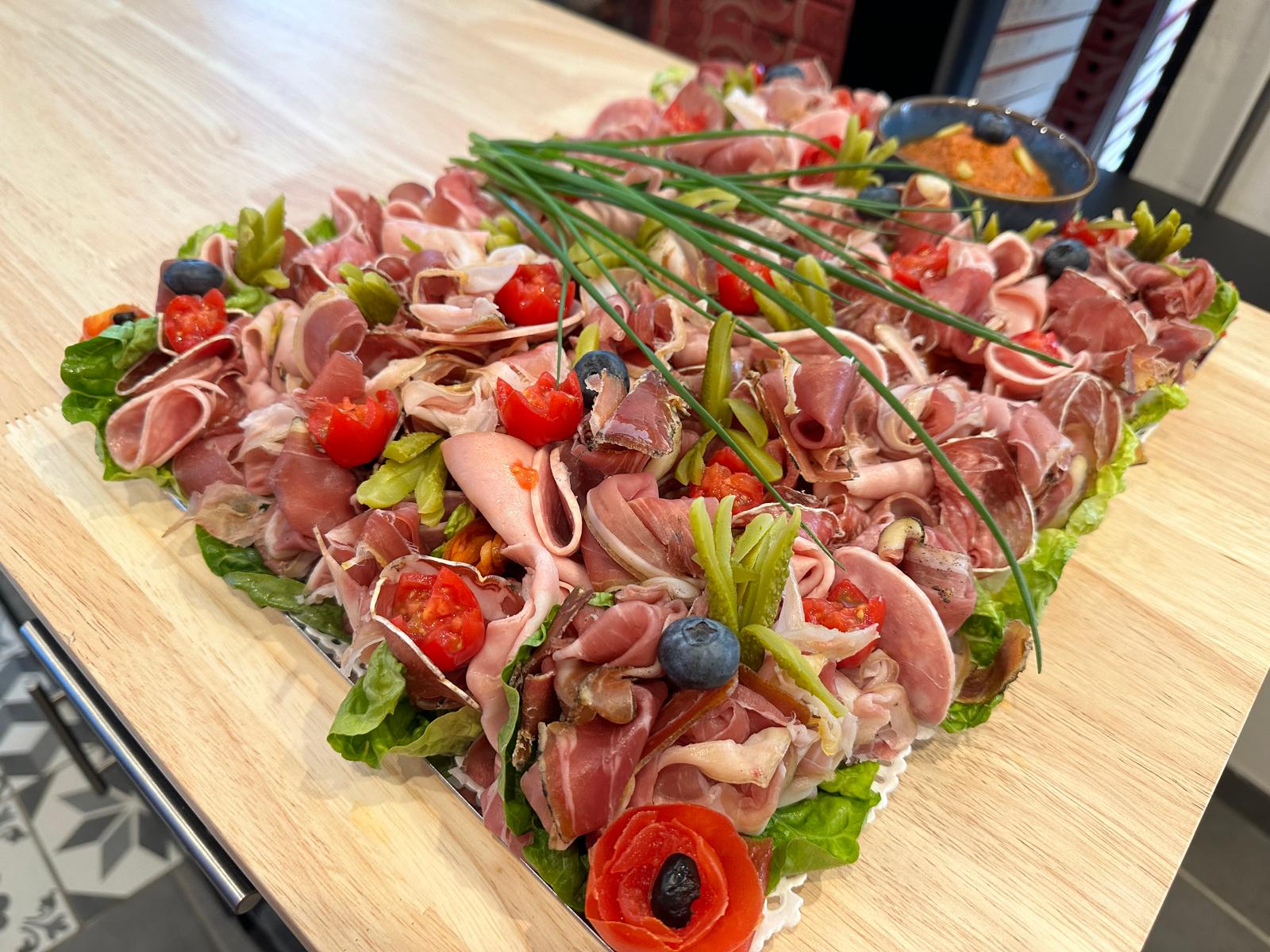 plateau de charcuterie réalisé par le traiteur les saveurs à l'italienne également pizzéria à sorgues